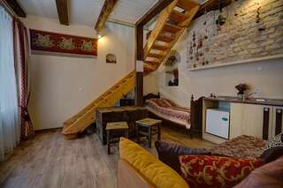 Отели типа «постель и завтрак» Bernardinu B&B House Вильнюс Улучшенный трехместный номер-1