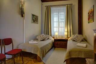 Отели типа «постель и завтрак» Bernardinu B&B House Вильнюс Двухместный номер с 1 кроватью или 2 отдельными кроватями, общая ванная комната-1